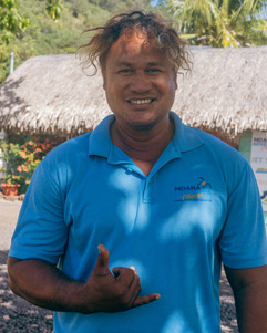3X9A4017 (1) a man in a blue shirt